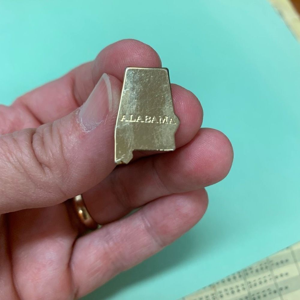 Vintage Avon Alabama State Gold Tone Pin